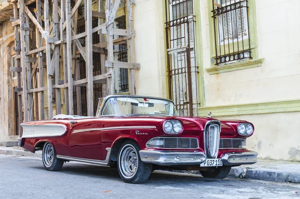 Cabriolet rouge stationné à La Havane — Photo