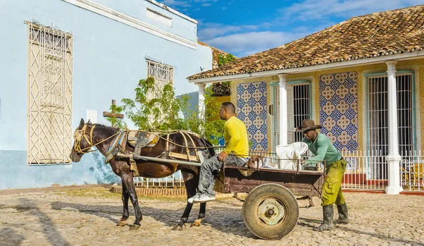 Trabajadores cubanos típicos cargando carruaje de caballos en las calles — Foto de Stock