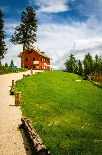 Adembenemend uitzicht op de mountani hut — Stockfoto