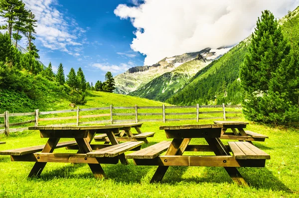 Bancs avec tables dans la vallée alpine — Photo
