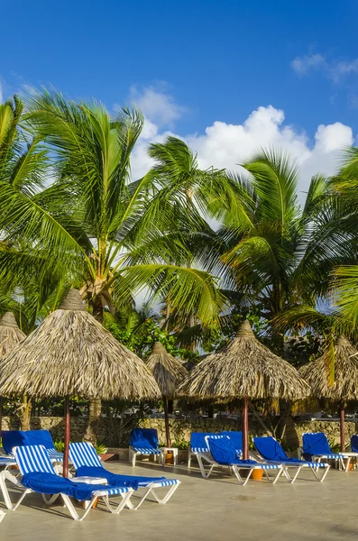 Vacaciones de lujo junto a la piscina del hotel . — Foto de Stock