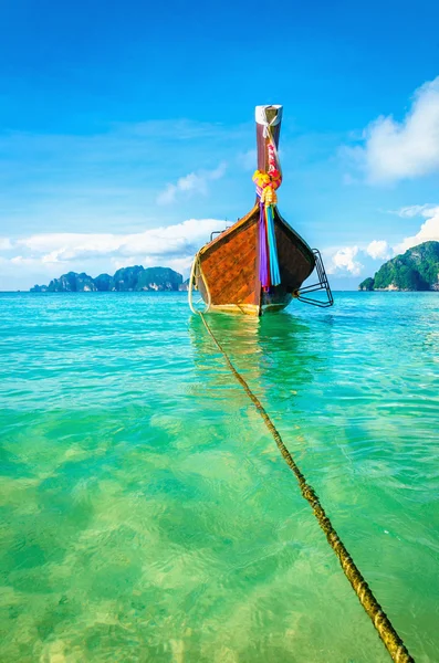 Clear water and Thai boat — Stock Photo, Image