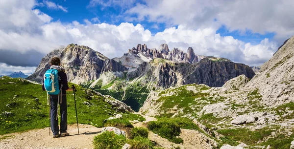 Woman on a mountain trail — Stock Photo, Image