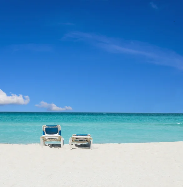Úžasné tropické pláži s lehátky — Stock fotografie