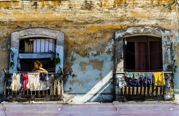 Woman on local balcony in Havana — Stock Photo, Image