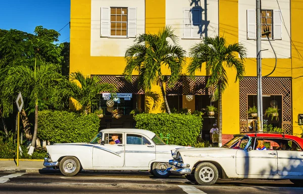 Velhos carros americanos clássicos em Havana — Fotografia de Stock