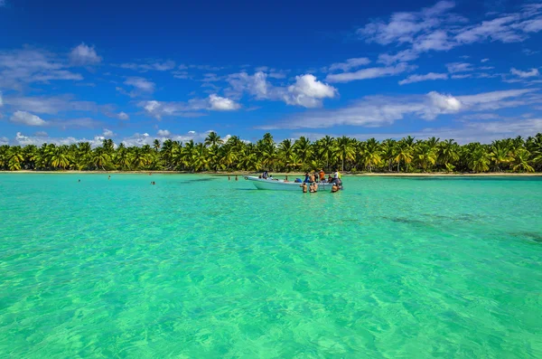 Barco turístico en agua azul — Foto de Stock