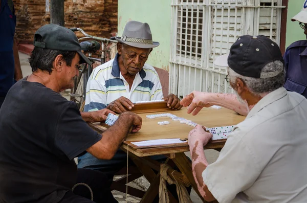 Yaşlı adamın sokakta domino oynuyor — Stok fotoğraf