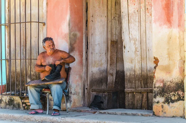 Cobbler reparando sapatos em uma rua — Fotografia de Stock