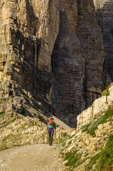 Kvinnan vid Dolomiterna bergen, Italien — Stockfoto