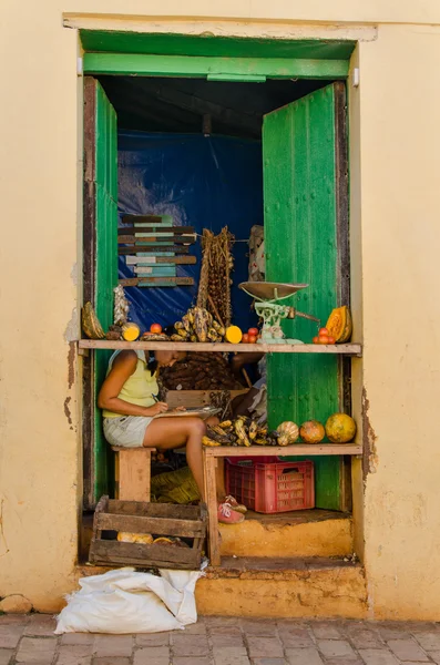 Loja típica de vegetais e frutas de Cuba — Fotografia de Stock