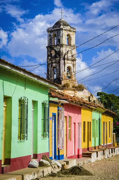 Bunte Traditionshäuser und alter Kirchturm — Stockfoto