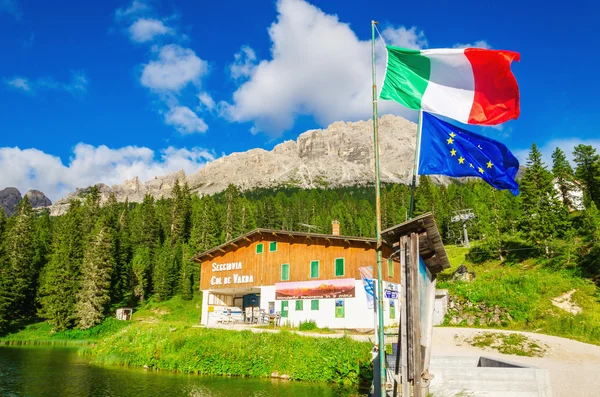 Flagi włoskiej i Europejskiej i hotel — Zdjęcie stockowe