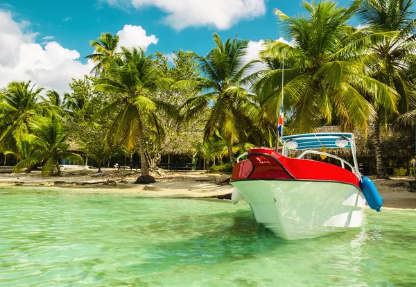 Barco en agua azul — Foto de Stock