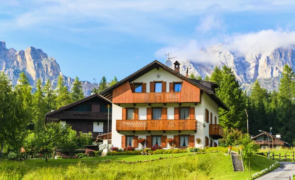 Dolomites dağlar otel — Stok fotoğraf