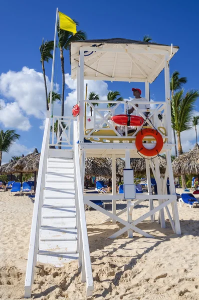 Lifeguard tower on sandy Caribbean beach — Stock Photo, Image