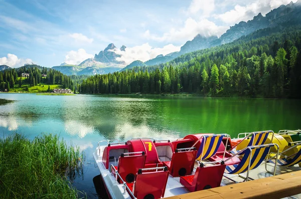 Lago tranquilo con botes de pedal — Foto de Stock