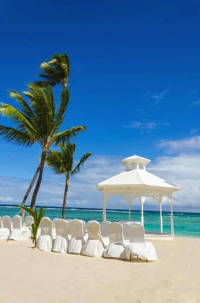 Romantiskt bröllop lusthus nära havet — Stockfoto