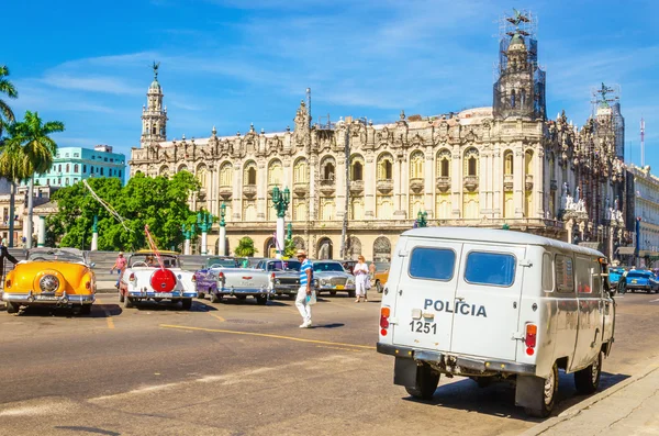 Ouderwetse politie-auto in Havana — Stockfoto