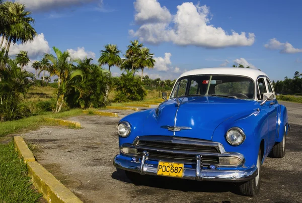 Синий классический американский автомобиль — стоковое фото