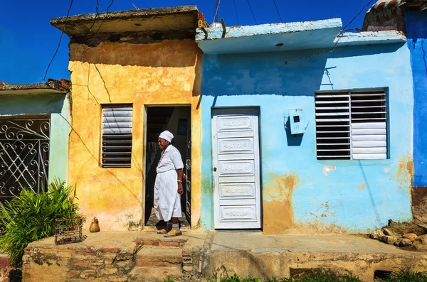 Mujer de pie frente a la casa de campo —  Fotos de Stock