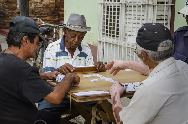 Yaşlı adamın sokakta domino oynuyor — Stok fotoğraf