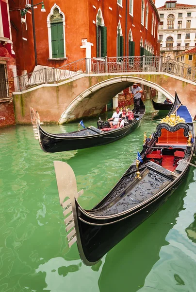 Gondolas and tourists in Venice — Stok fotoğraf