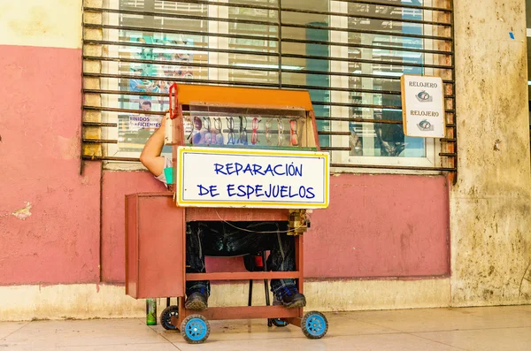 Staan met de reparatie van bril — Stockfoto