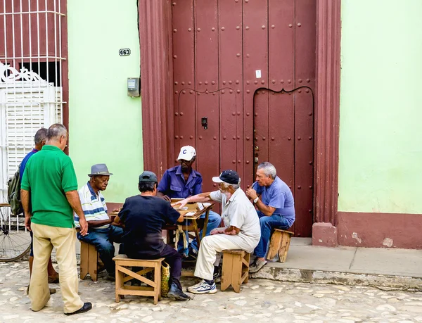 Viejos hombres en la calle jugando dominó — Foto de Stock