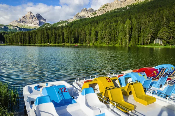 Peaceful lake with pedal boats pier — Stock Photo, Image