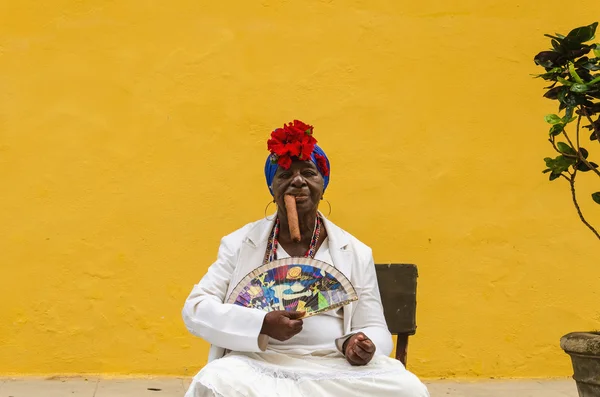 Oude dame een enorme Cubaanse sigaar roken — Stockfoto