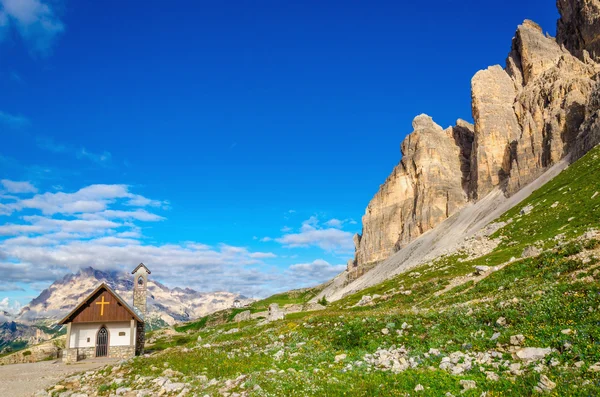 Kis templom közelében Tre Cime — Stock Fotó