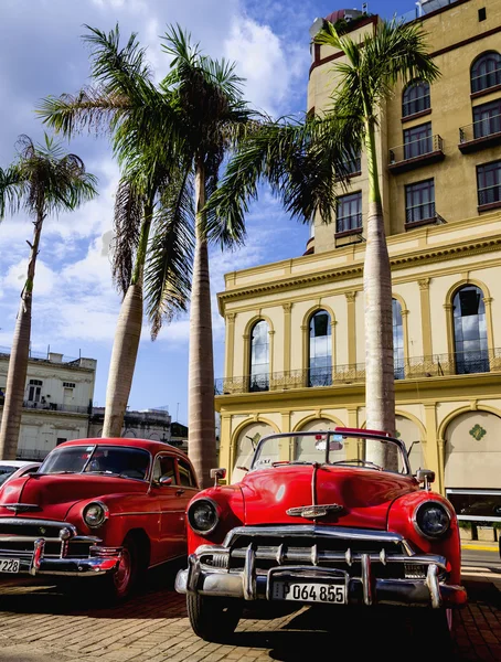 Κόκκινο κλασικά αμερικανικά αυτοκίνητα — Φωτογραφία Αρχείου