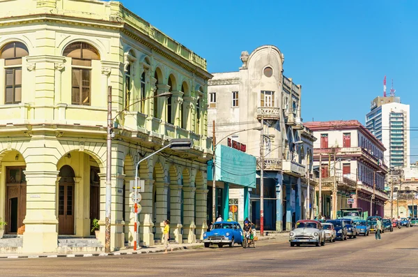 Coches clásicos americanos una de las calles — Foto de Stock