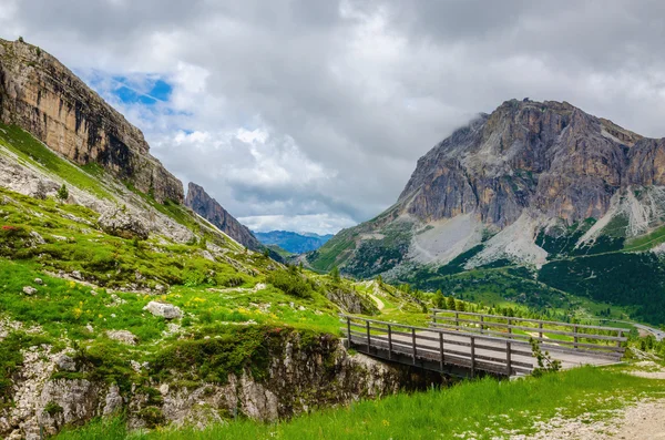 Caminho sinuoso de Passo Falzarego — Fotografia de Stock