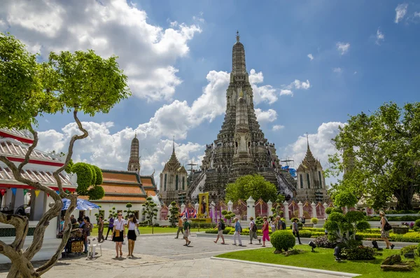 Turistas cerca del Wat Arun — Foto de Stock