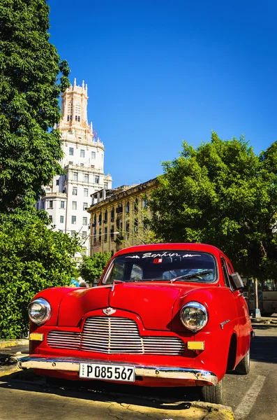Velho clássico americano carro vermelho — Fotografia de Stock