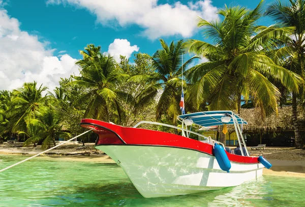 Barco en agua azul — Foto de Stock