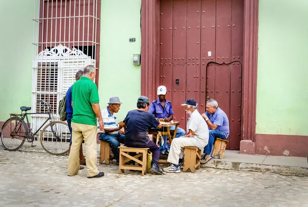 Viejos hombres en la calle jugando dominó — Foto de Stock