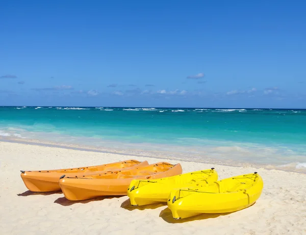 Kayaks jaunes et orange — Photo