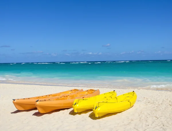 Kayaks jaunes et orange — Photo