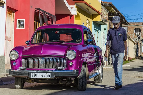 Voiture américaine dans les rues de la ville cubaine — Photo