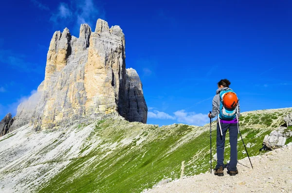 Mujer en las montañas Dolomitas, Italia —  Fotos de Stock