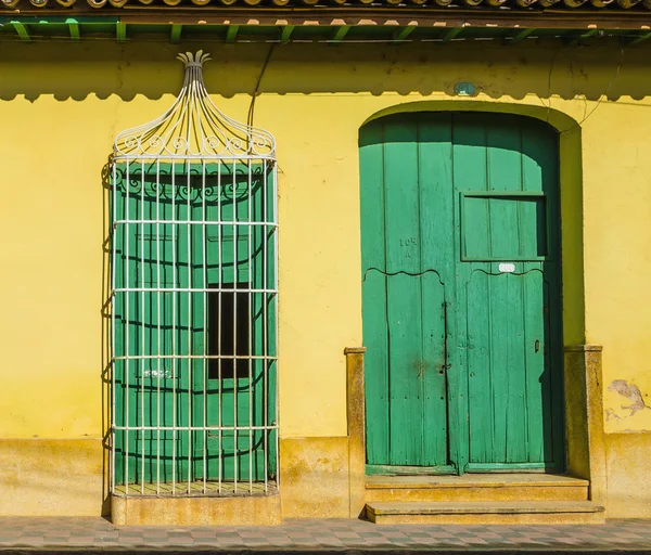 Ornate door in old town of Trinidad — Stockfoto