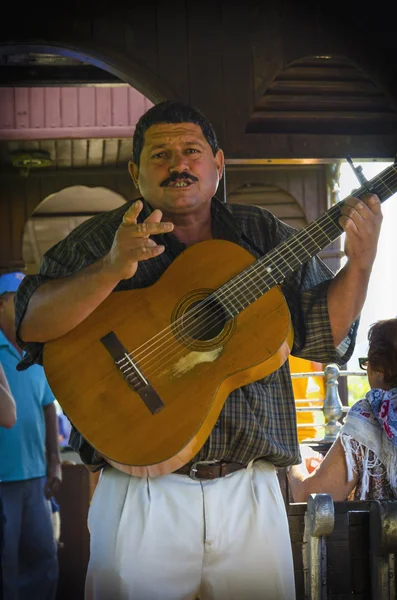 Homem cubano tocando e cantando — Fotografia de Stock