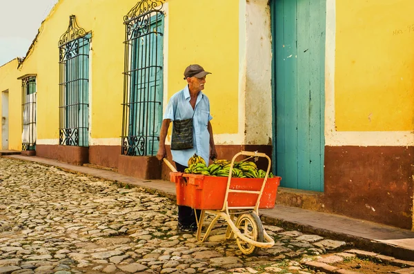 Trabajadora cubana lleva una carretilla con plátanos — Foto de Stock