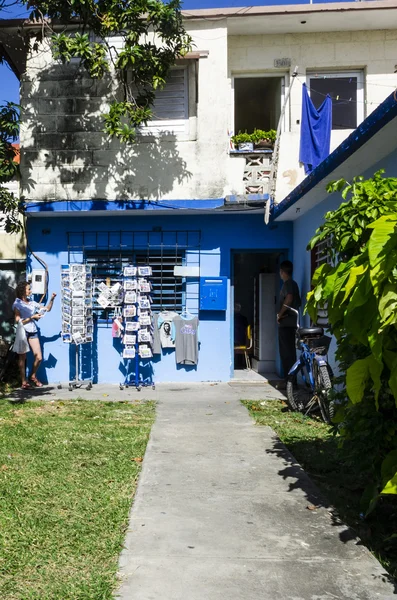 Mujer cerca de tienda de recuerdos — Foto de Stock