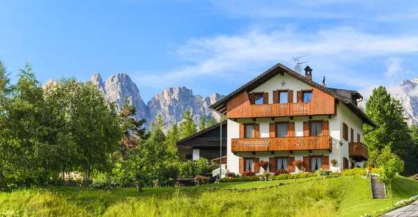 Hotel em Dolomites Montanhas — Fotografia de Stock