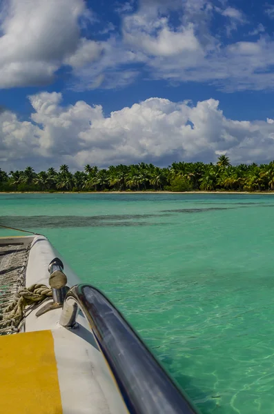 Catamaran zeilen op de Caribische zee — Stockfoto