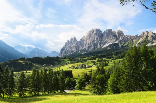 Vue imprenable sur les montagnes Cristallo — Photo